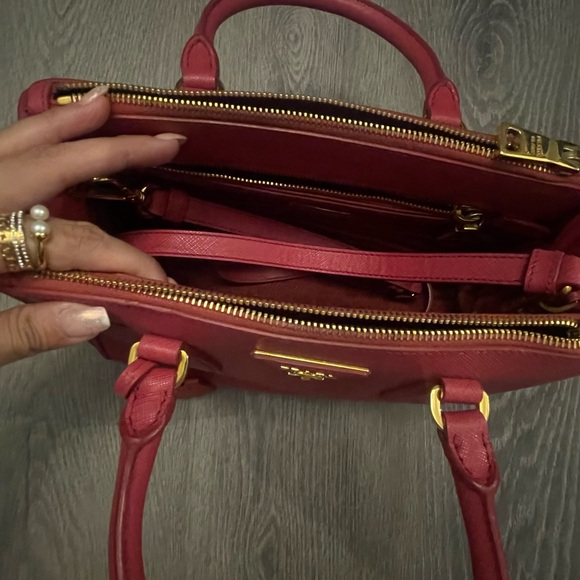 Prada - Picture 2 of 2